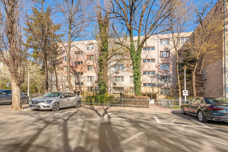 Piata Minis - Baraje, apartament 4 camere, decomandat,